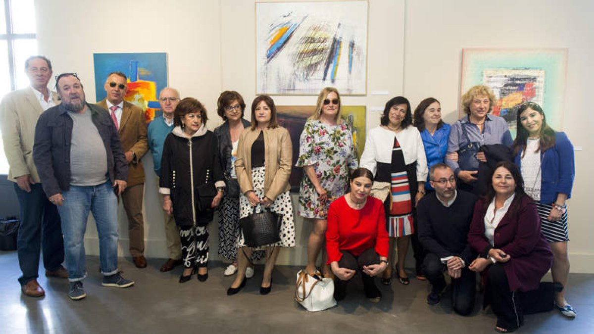 Las hijas y la pareja del pintor Manuel Jular junto a Luis Grau y amistades. FERNANDO OTERO