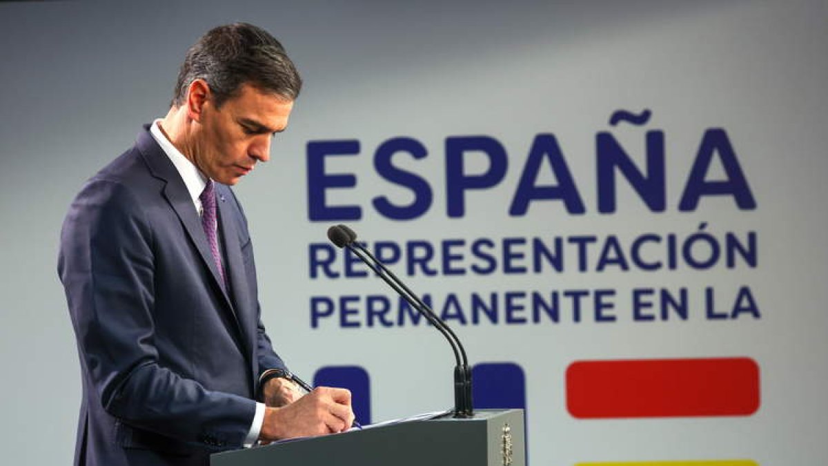 Pedro Sánchez, ayer, en la rueda de prensa tras su reunión en Bruselas. OLIVIER HOSLET