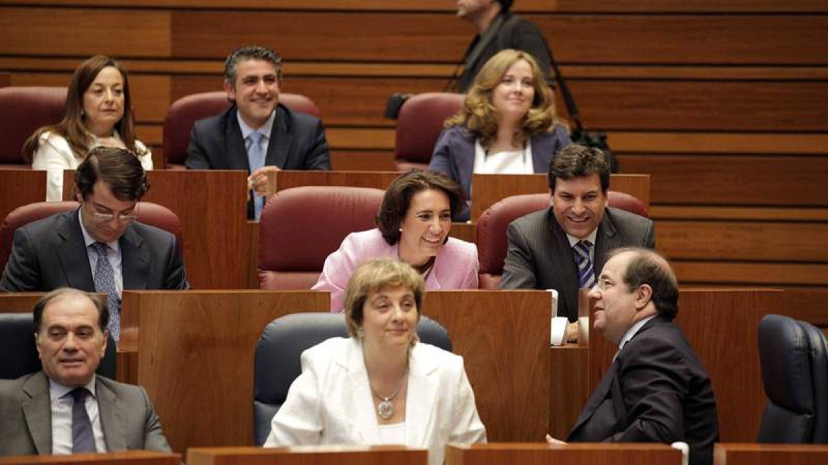Herrera conversa con la presidenta de las Cortes, la benaventana María Josefa García Cirac.