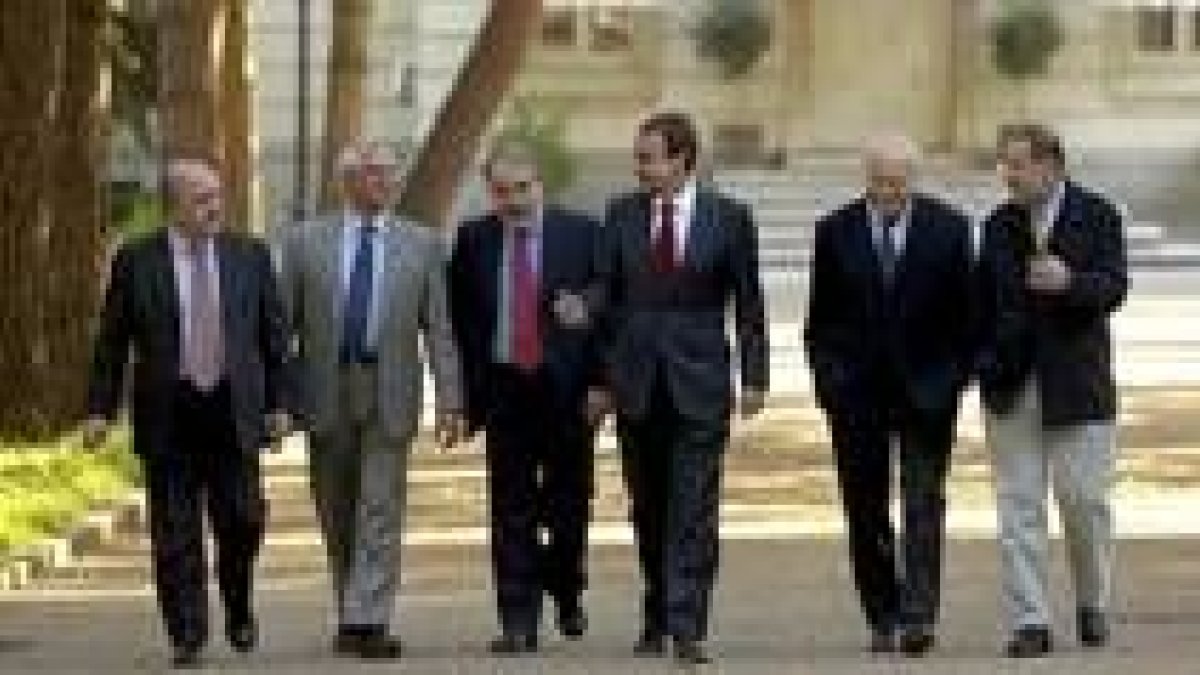 Almunia, Borrell, Solbes, Zapatero, Moratinos y Solana caminan por los jardines de La Moncloa