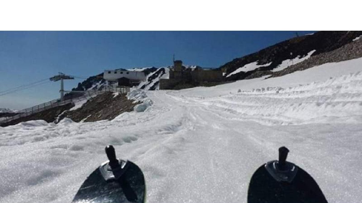 Un esquiador se desliza por las pistas de San Isidro, aún con nieve, la pasada semana