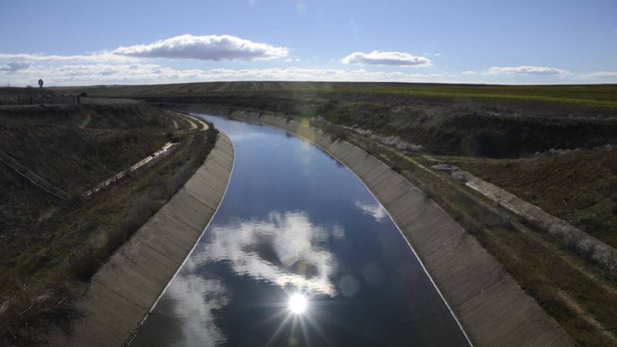 Canal Cea-Carrión en la zona de regadío de Los Payuelos