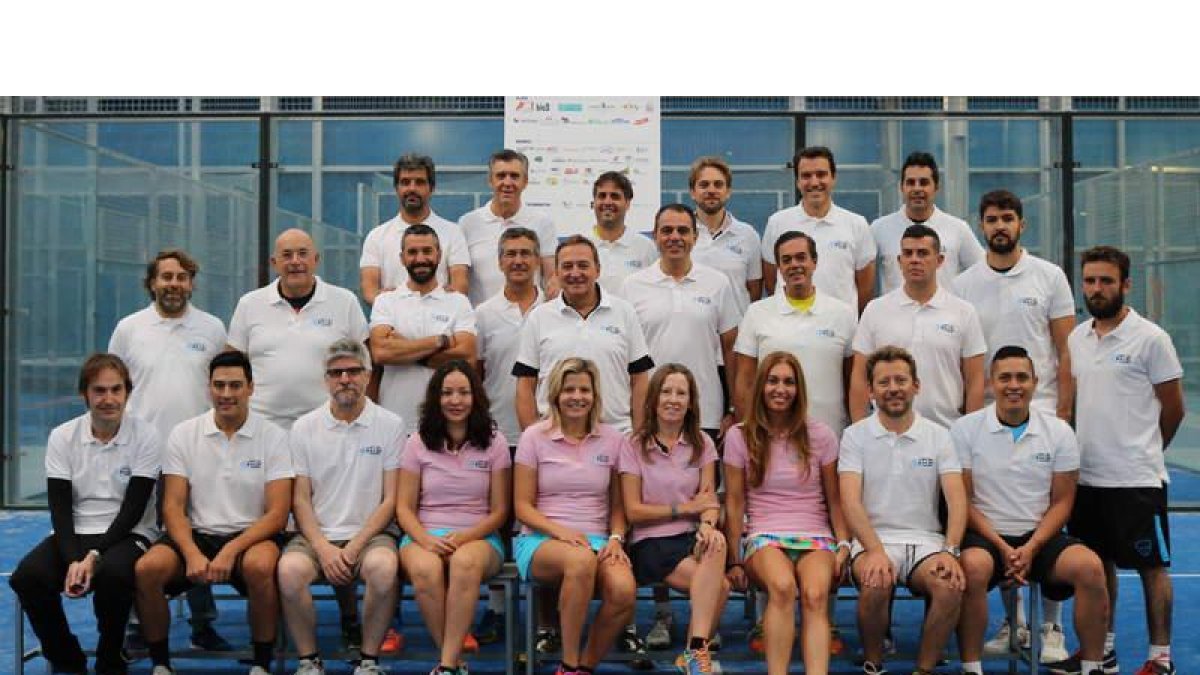 Foto de familia de los participantes en el torneo de pádel. DL