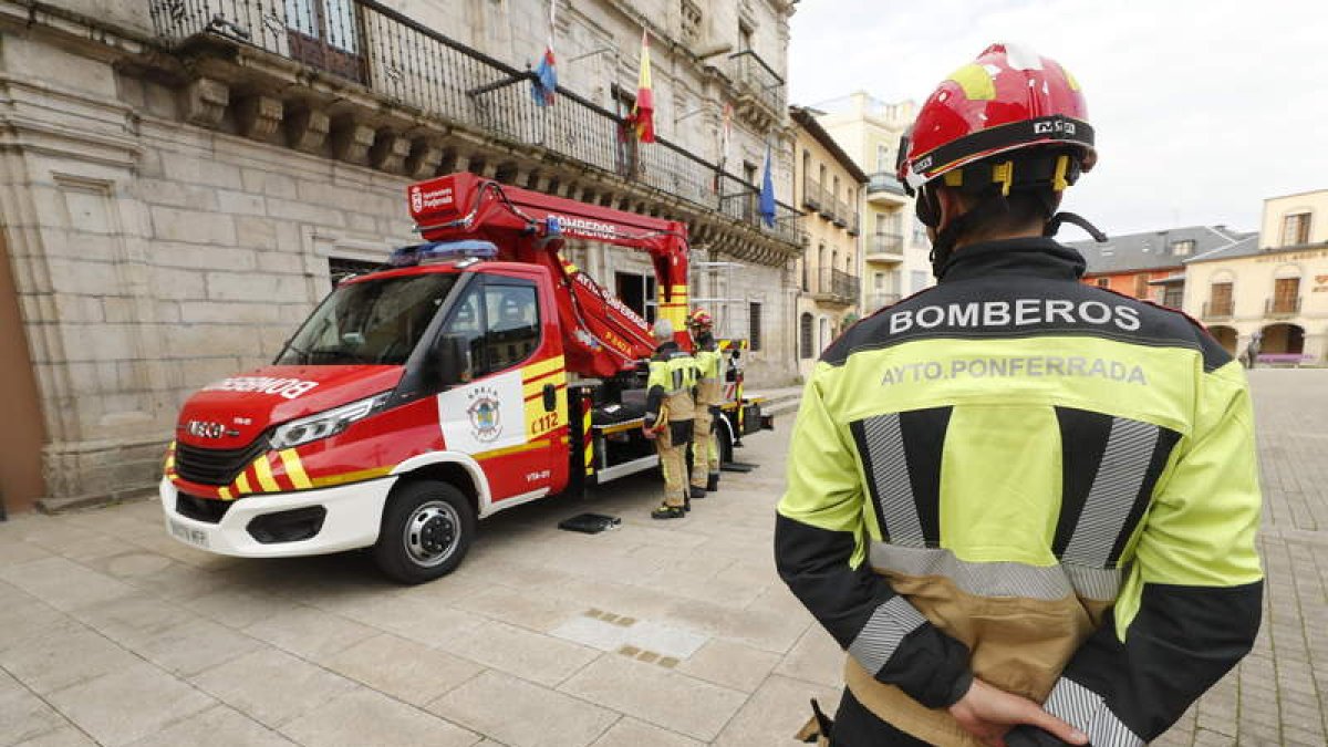 El sargento y un compañero denuncian presuntos delitos del edil y del jefe de los Bomberos. L. DE LA MATA