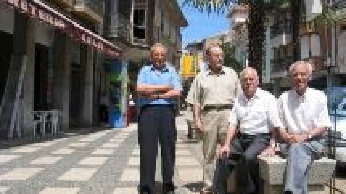 Los veteranos músicos posan en una céntrica calle bañezana