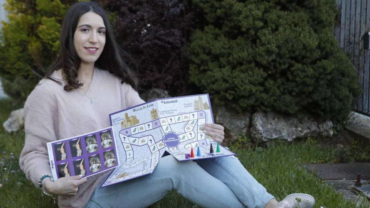 Sara Antón posa con el primer ejemplar de ‘El Papón’, el juego de la Semana Santa creado por ella. RAMIRO