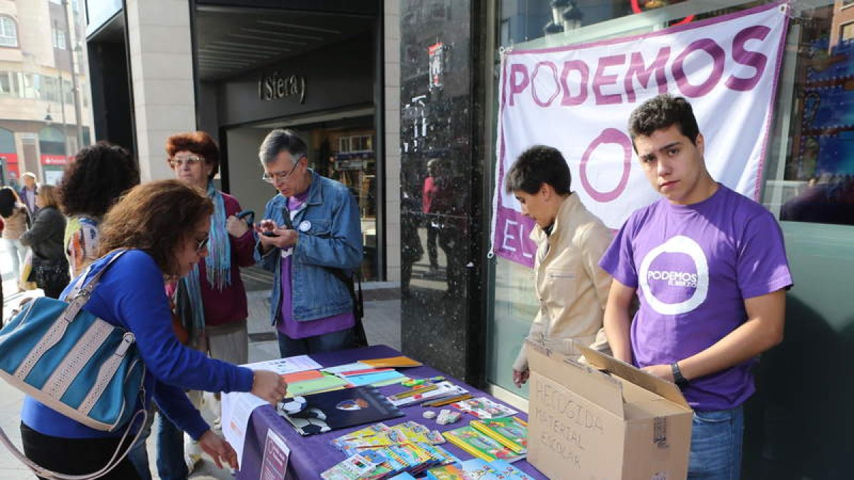 Podemos instaló una mesa en la plaza Lazúrtegui.