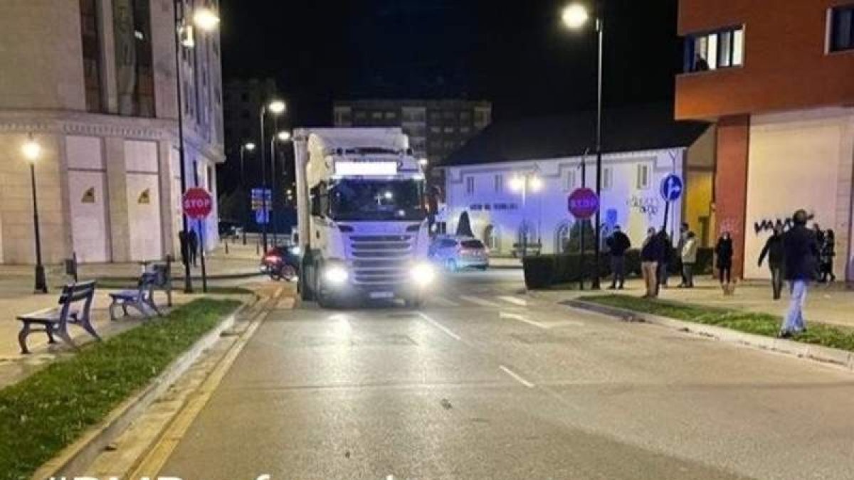 La policía interceptó el camión en la avenida de Valdés. PM