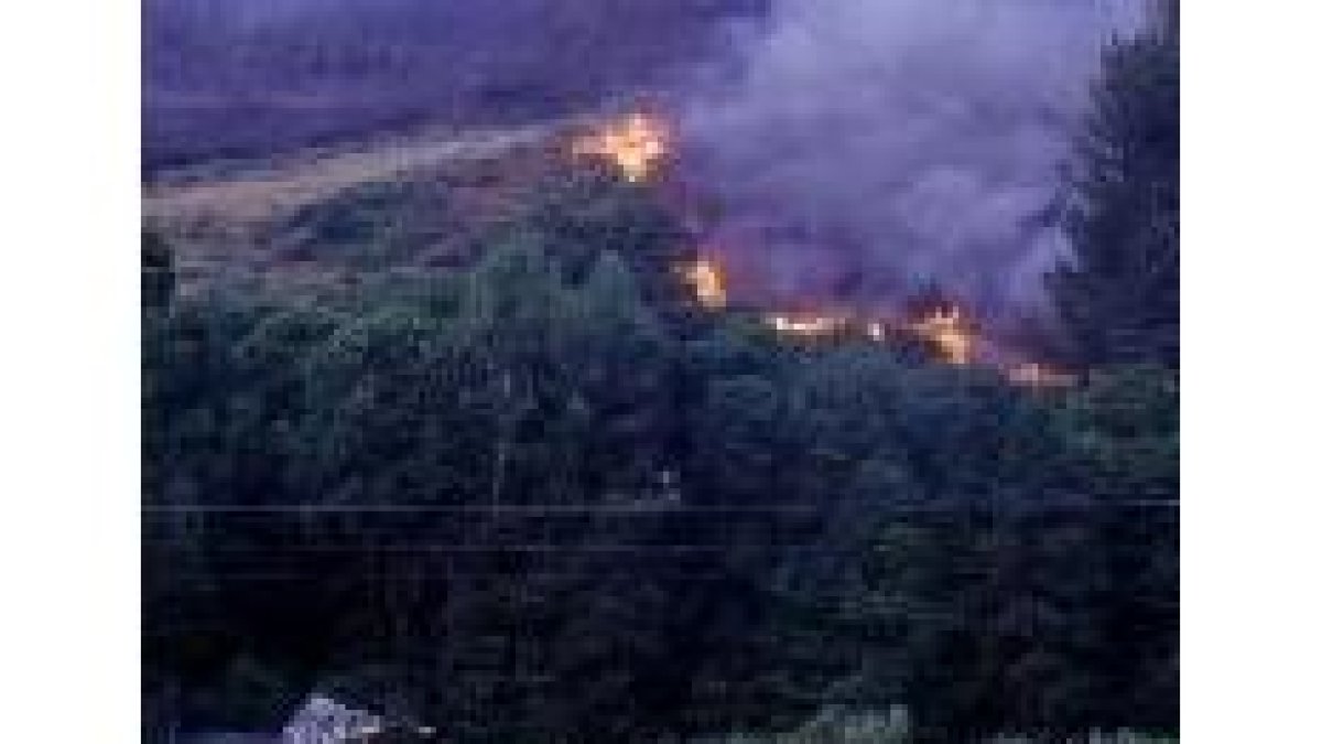 El fuego en los montes de Balboa se prolongó a lo largo del fin de semana