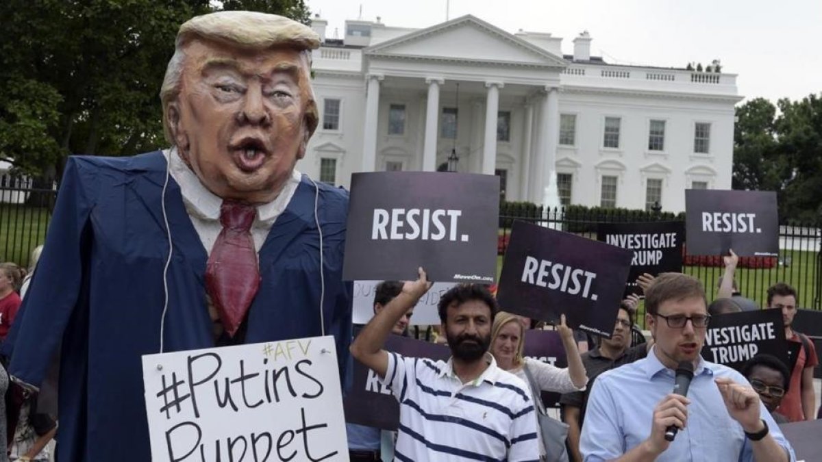 Protesta frente a la Casa Blanca contra el presidente Donald Trump.