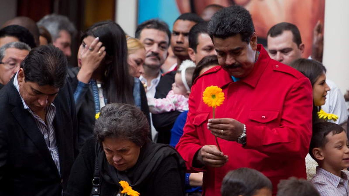 La madre del fallecido líder, en el centro, y Nicolás Maduro, en los actos conmemorativos.