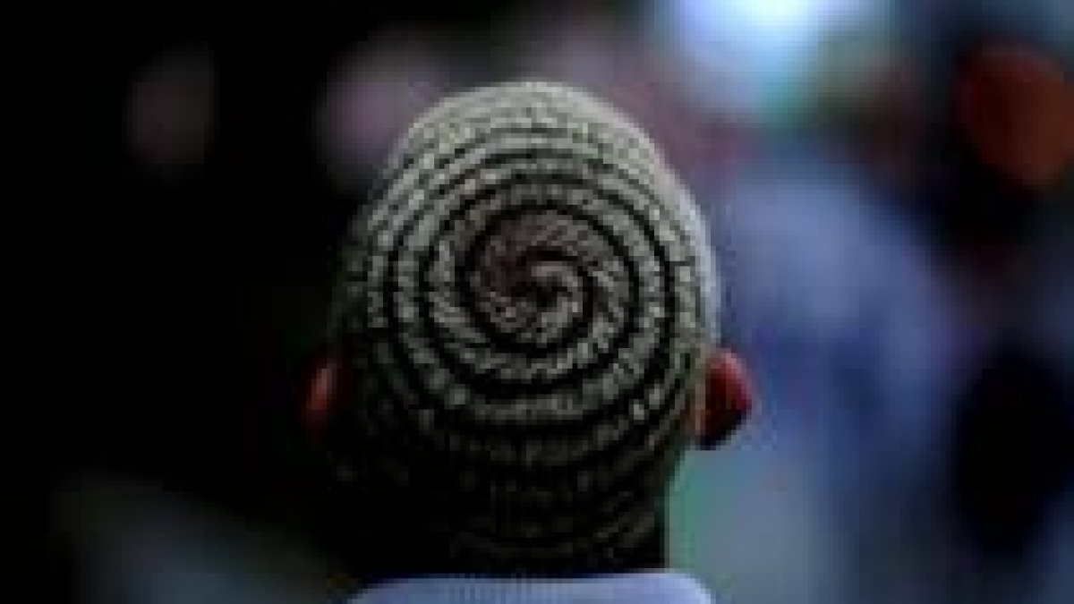 Imagen de archivo de un niño con corte de pelo en espiral
