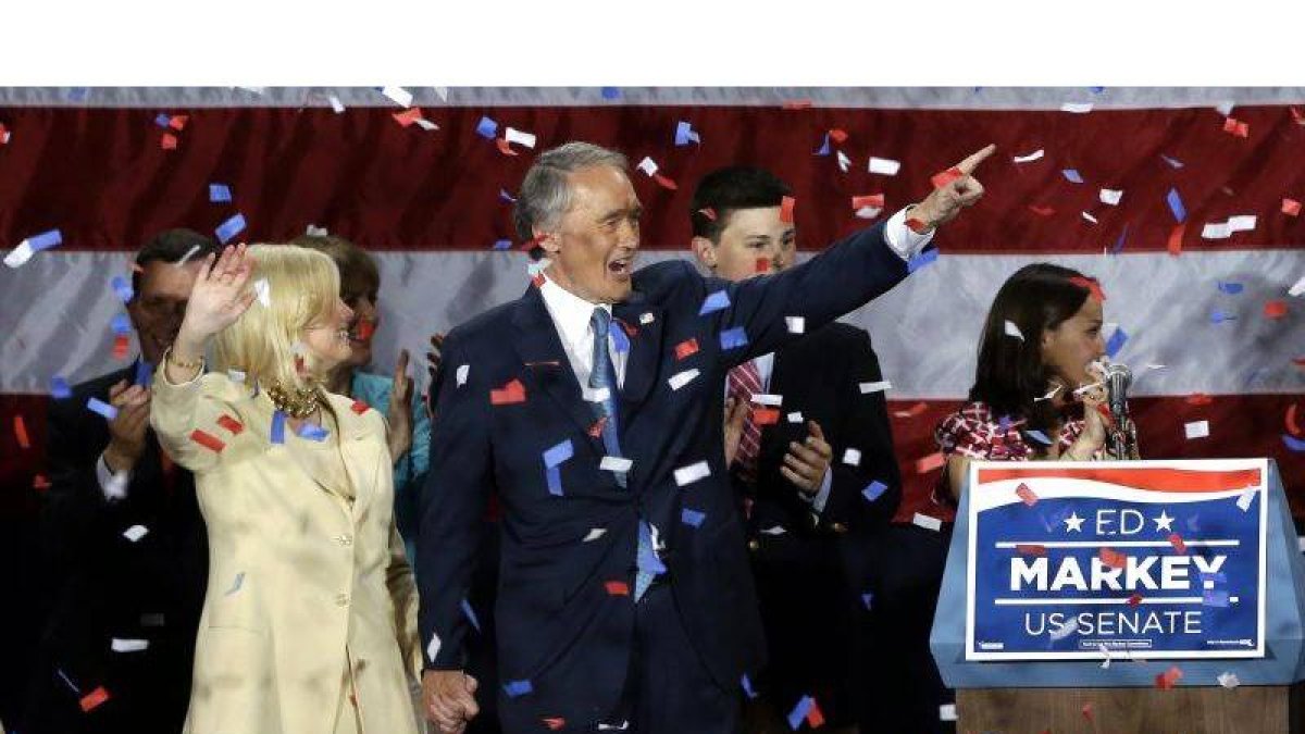 Markey, junto a su mujer, celebra su victoria en las elecciones especiales celebradas en Massachusetts.