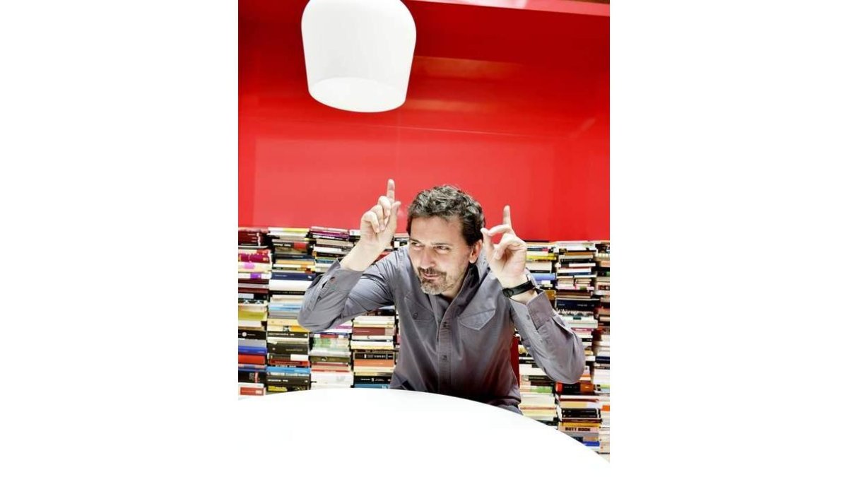 Andrés Rubio rodeado de libros y revistas en su casa. ALFREDO ARIAS