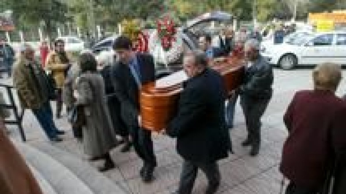 La misa de funeral tuvo lugar ayer en la iglesia de San Antonio