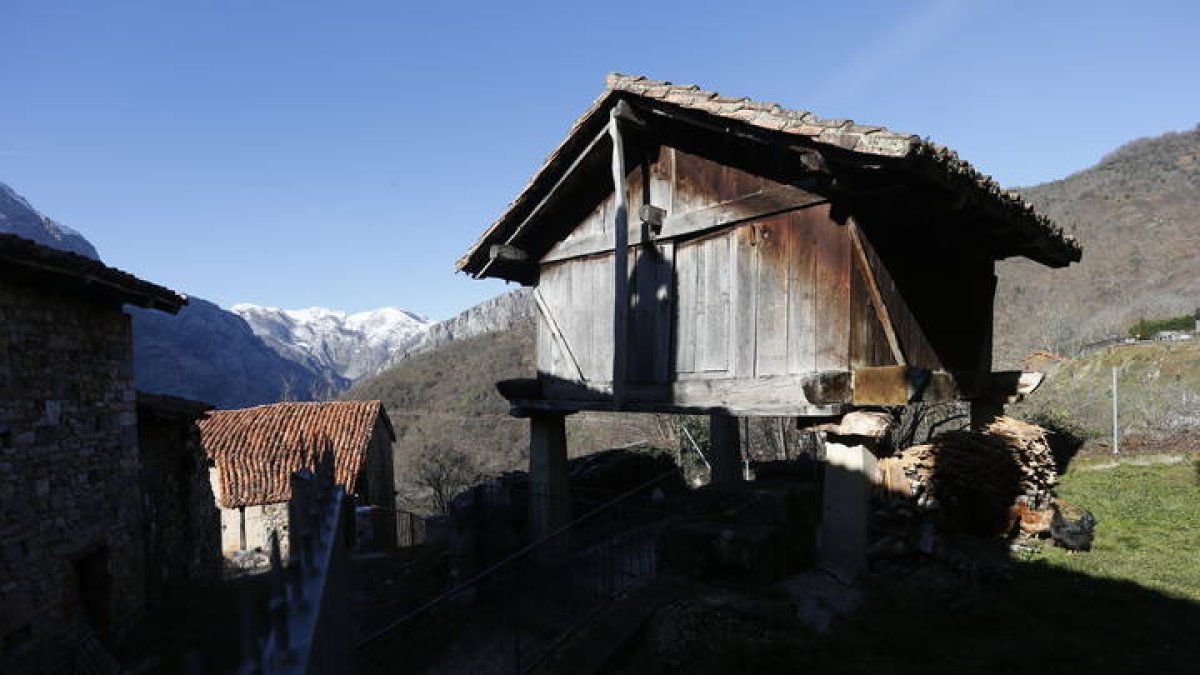 Vista de un hórreo en un pueblo de Picos de Europa. JESÚS F. SALVADORES