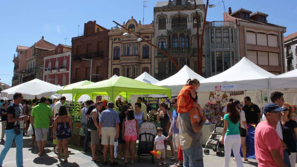 La plaza Mayor volverá a ser el centro de operaciones de la actividad comercial este fin de semana. R. PRIETO