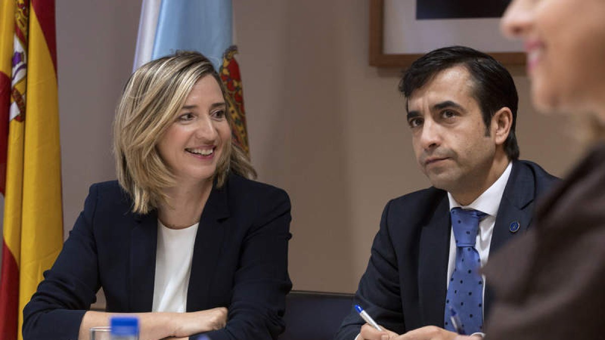 La consejera de Familia, Alicia García, y el consejero gallego, José Manuel Rey. R. GARCÍA