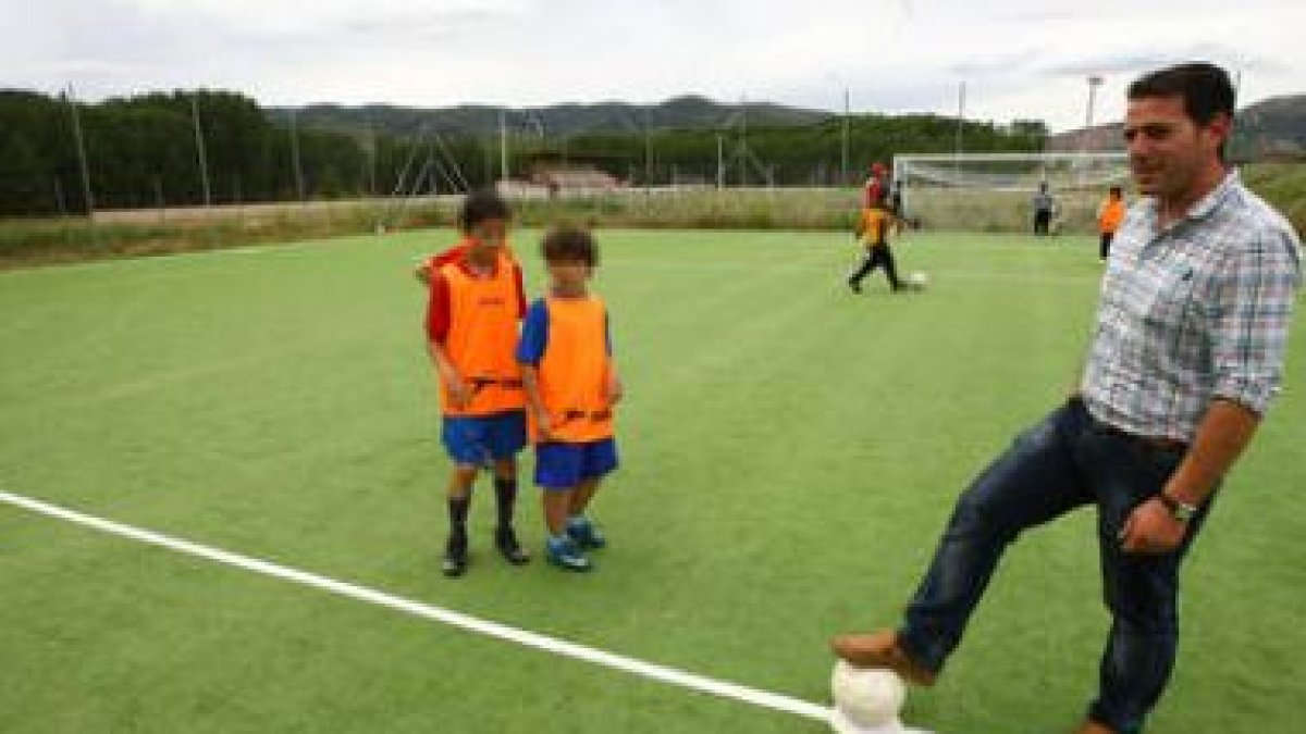 El alcalde de Cacabelos en la reciente inauguración de un nuevo campo de fútbol infantil.