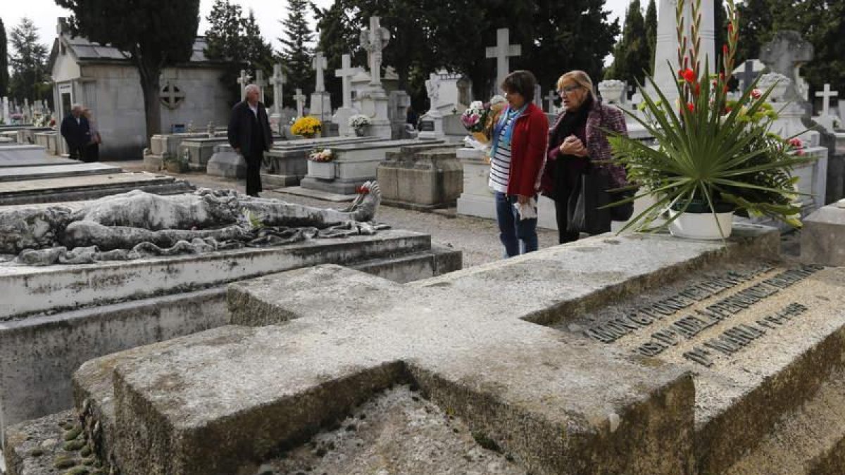 Imágenes de ayer, en el camposanto de Puente Castro. JESÚS F. SALVADORES