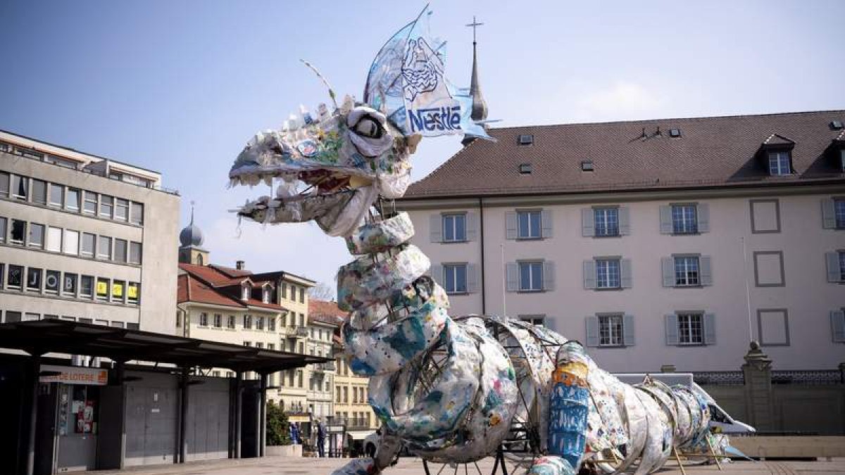 Un monstruo realizado con plásticos recogidos del mar en la ciudad suiza de Friburgo.