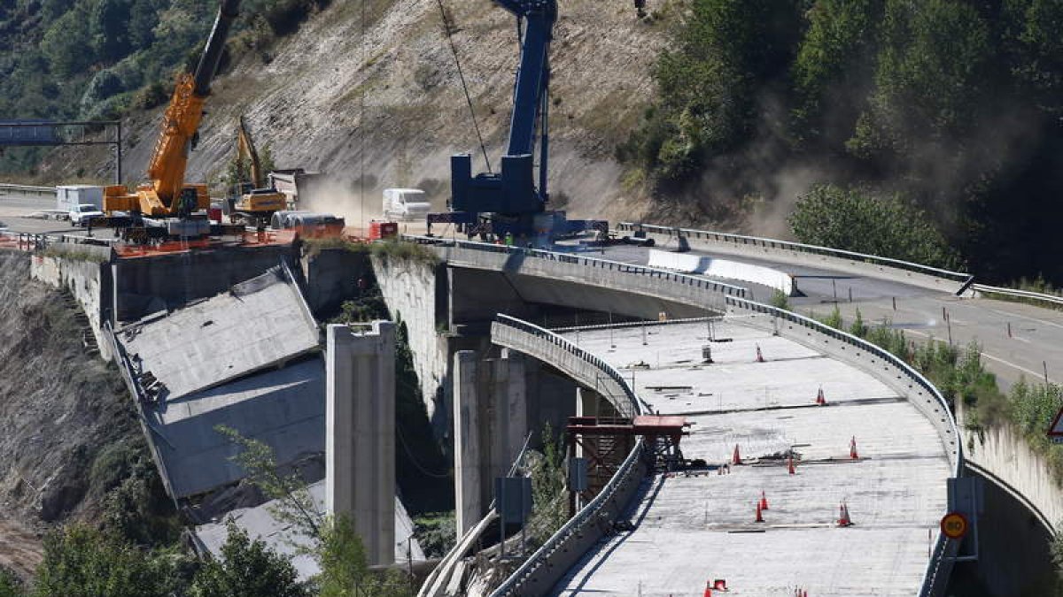 Obras para retirar las dos pilas afectadas por el derrumbe, el pasado 21 de septiembre. DE LA MATA