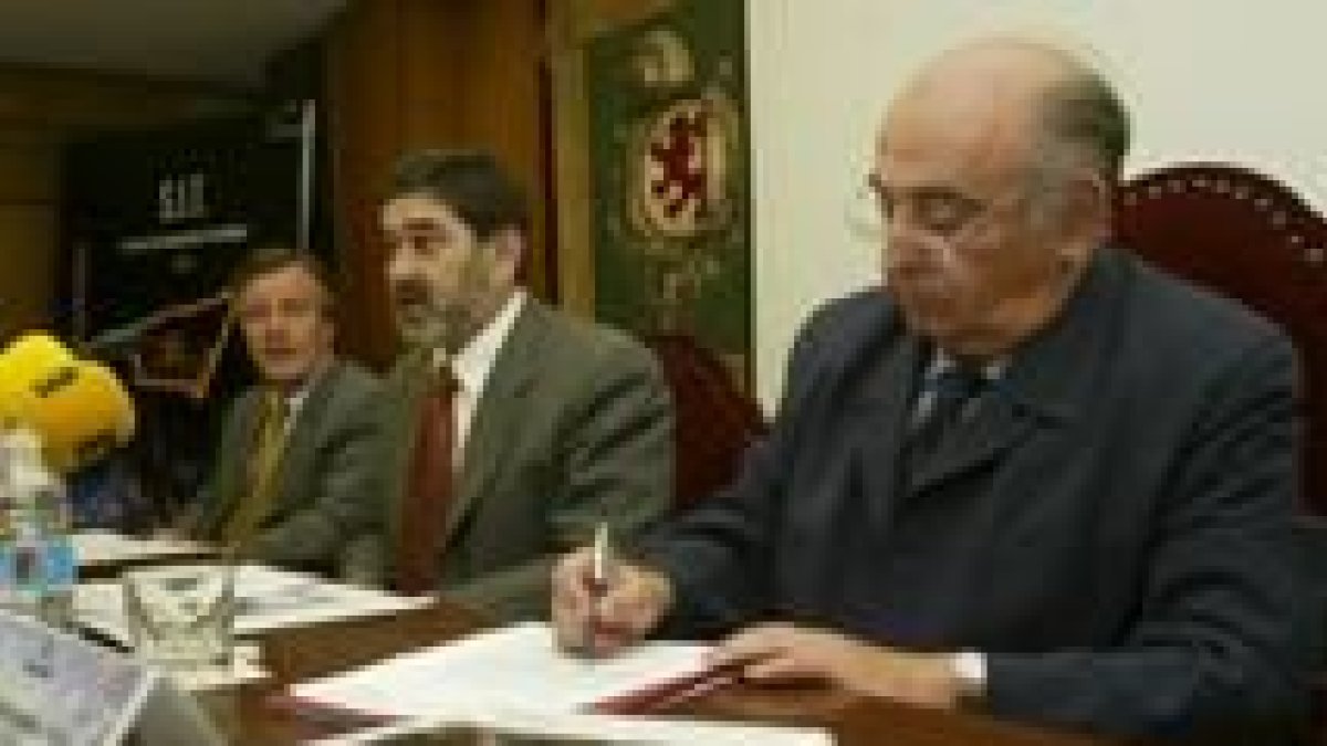 Manuel Lamelas, en primer término, seguido de Ángel Penas y Antonio Alonso