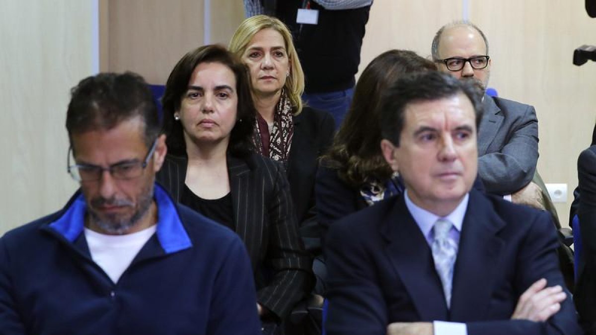 Cristina de Borbón sentada en el banquillo de los acusados