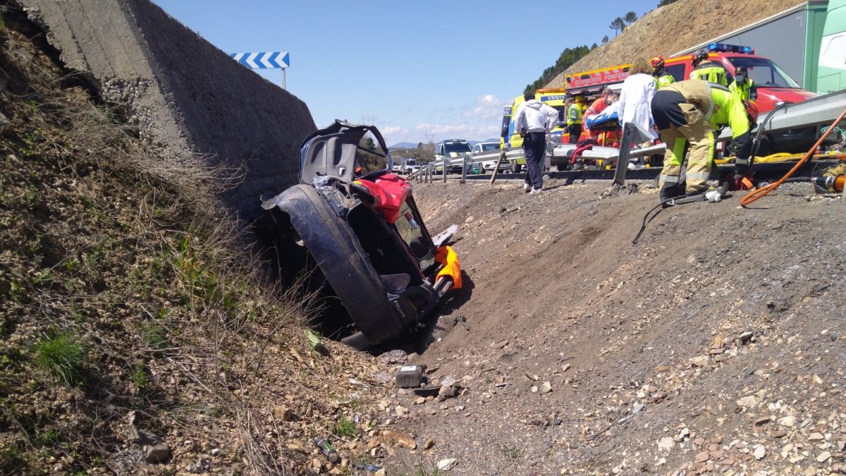 El coche volcado tras el accidente. AYUNTAMIENTO DE PONFERRADA