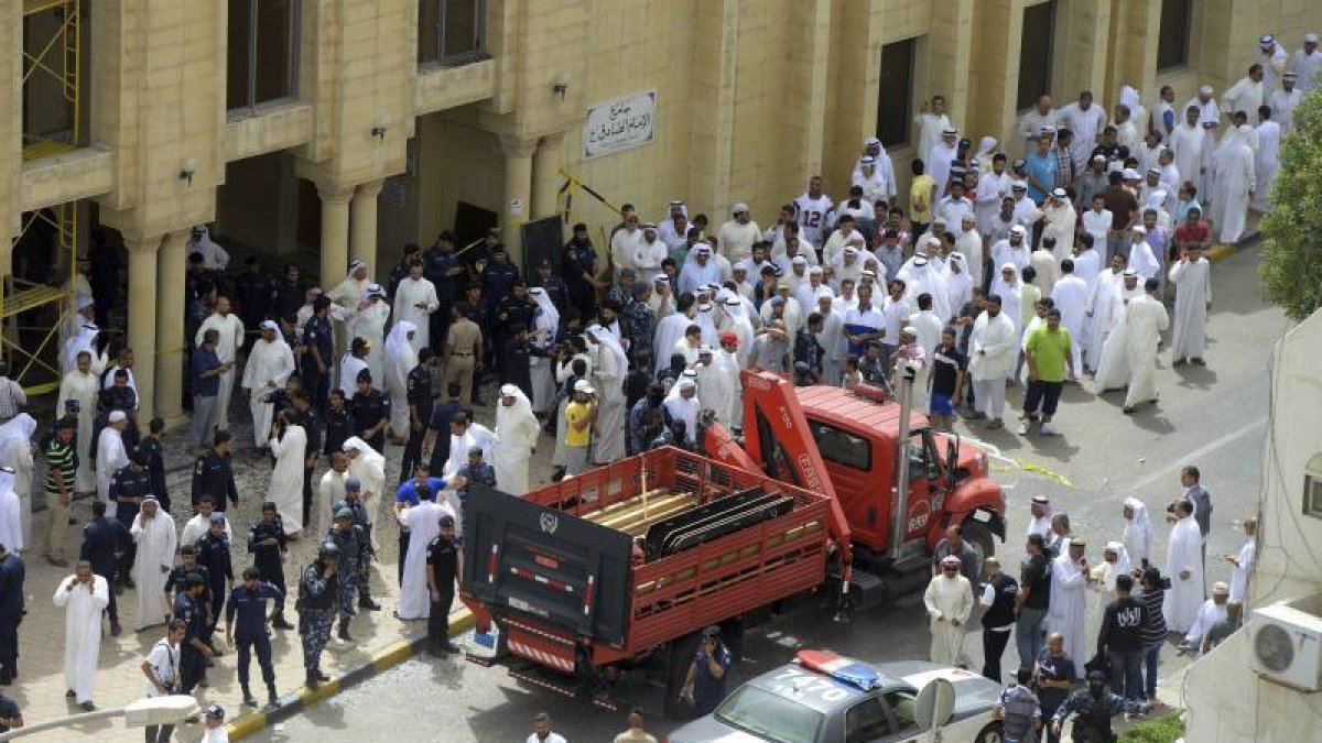Fuerzas de seguridad rodean la mezquita de Al Iman al Sadik tras un atentado en Kuwait hoy.