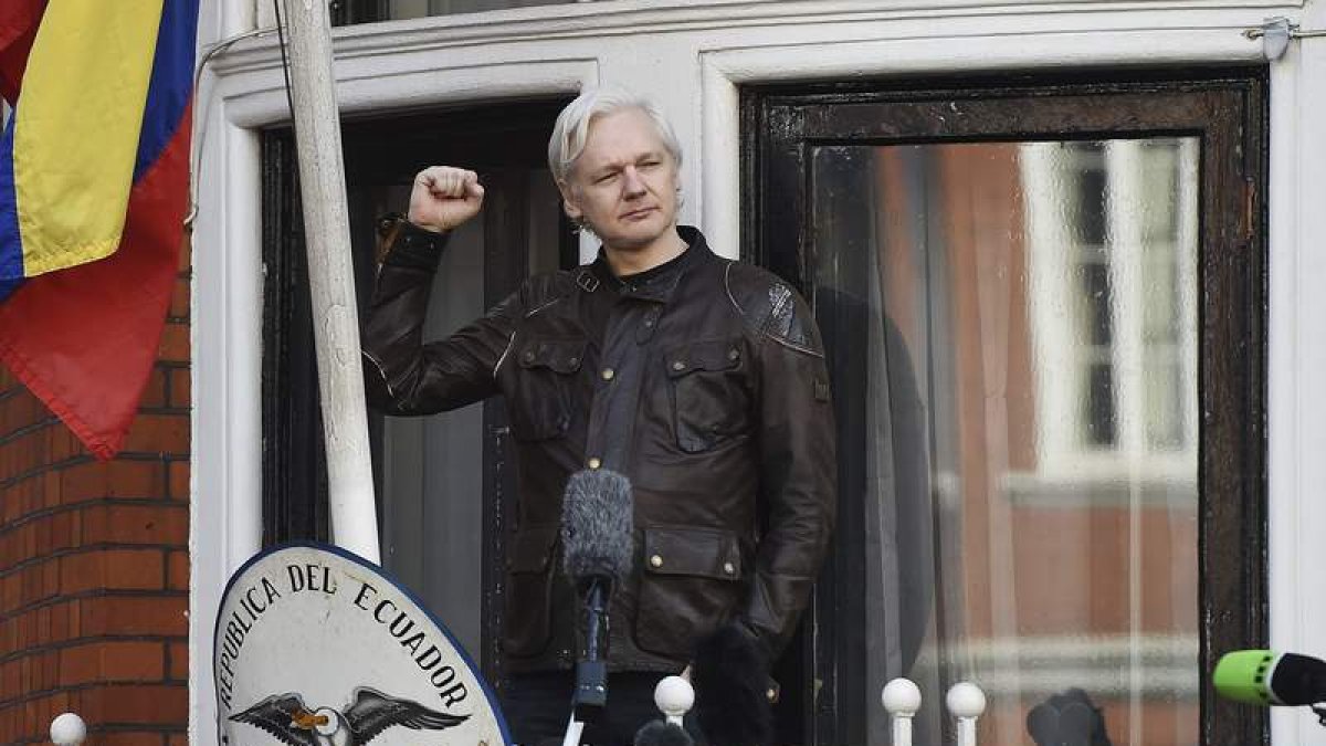 El fundador de WikiLeaks, Julian Assange, en el balcón de la embajada ecuatoriana en Londres. A. RAIN