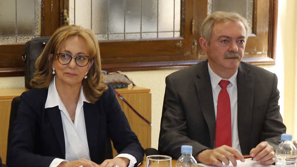 Lourdes Rodríguez Rey, fiscal superior, y Emilio Fernández, teniente fiscal. MARCIANO PÉREZ