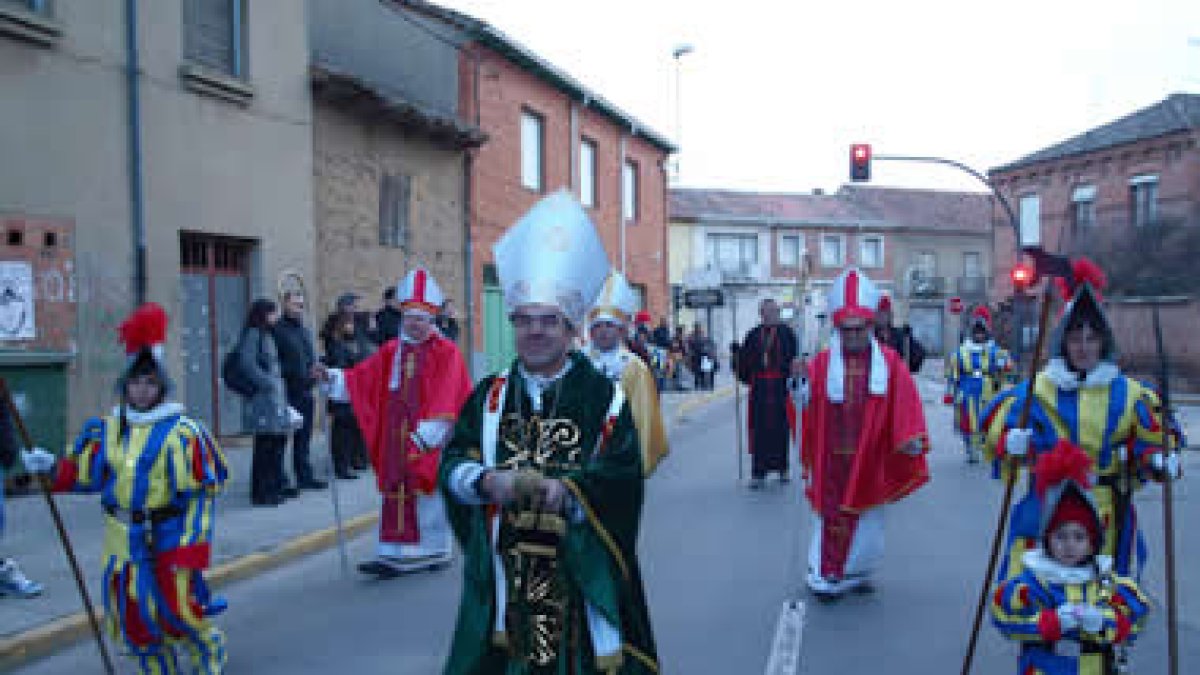El clero estuvo presente ayer en el desfile de carnaval de Valencia de Don Juan.
