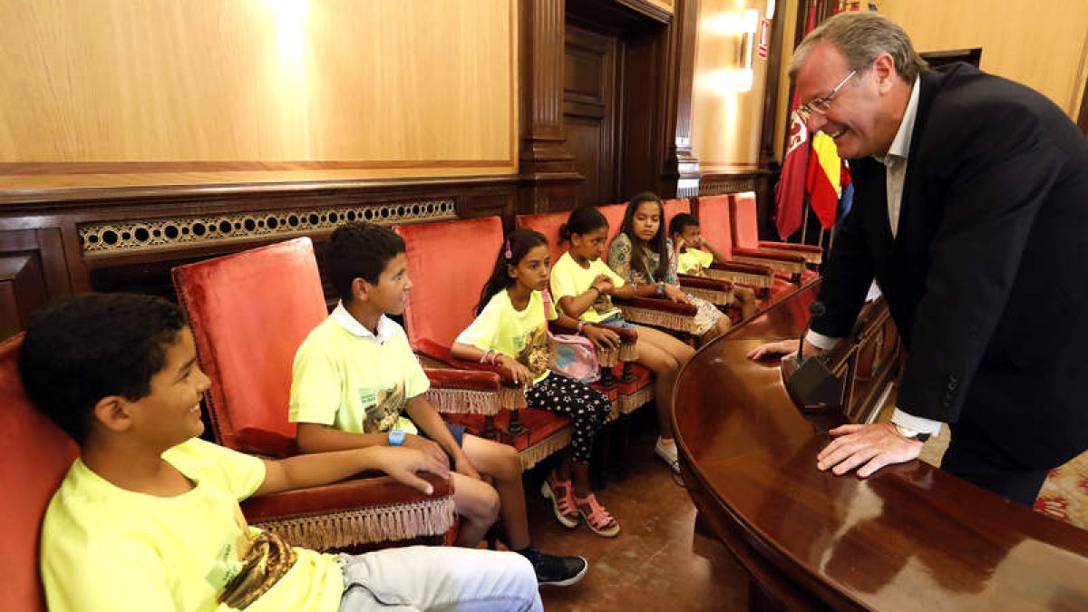 Los niños, durante el acto con el alcalde de la capital. MARCIANIO
