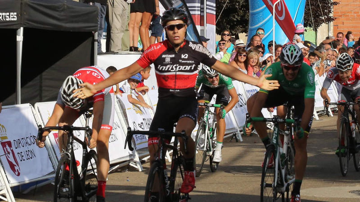 Fran Zurita celebra la victoria tras cruzar en primer lugar la línea de meta ubicada en Calzada de Coto