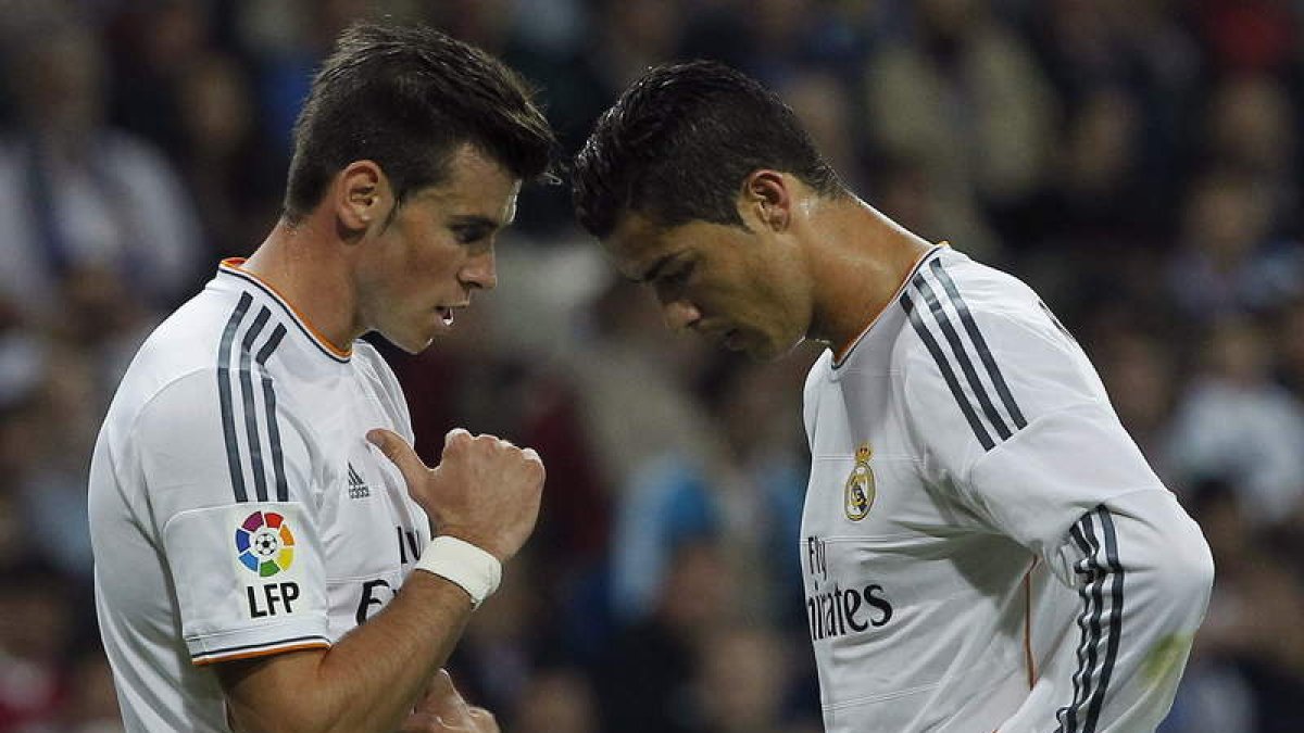 Bale y Cristiano Ronaldo, cabizbajos, tras la derrota del Real Madrid en el Bernabéu ante un Atlético que fue mucho mejor.
