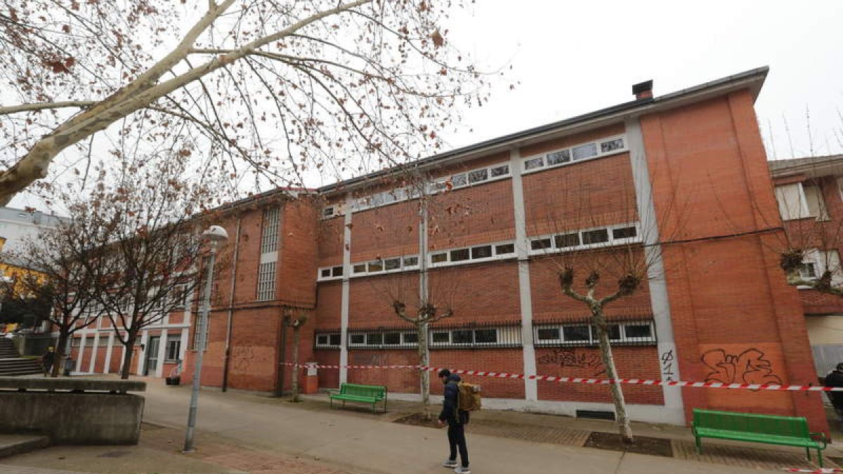 Imagen del exterior del colegio Navaliegos de Ponferrada. L. DE LA MATA