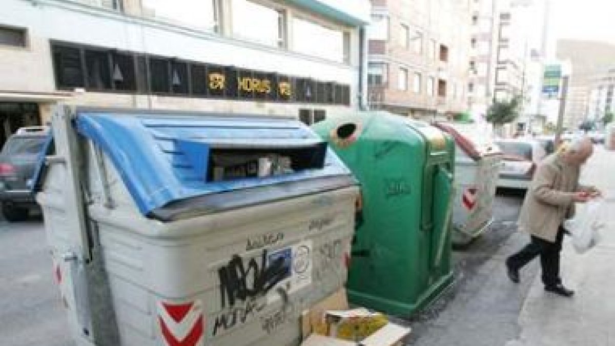 Contenedores para el reciclaje en el centro de Ponferrada.