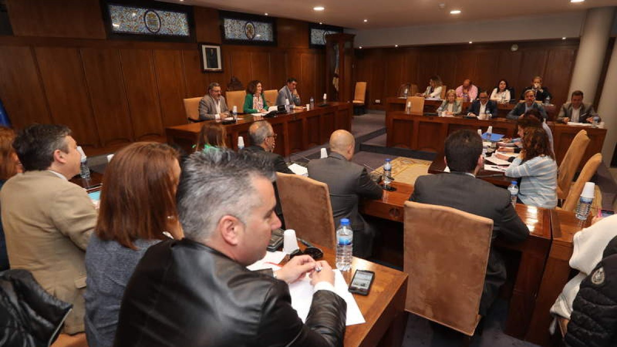 La corporación municipal, durante la sesión plenaria celebrada, ayer, en el Ayuntamiento. L. DE LA MATA