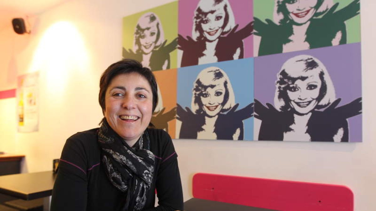 Imagen de Isabel Fernández, la dueña del bar de Ponferrada La Carrá, que hoy acude a Telecinco.
