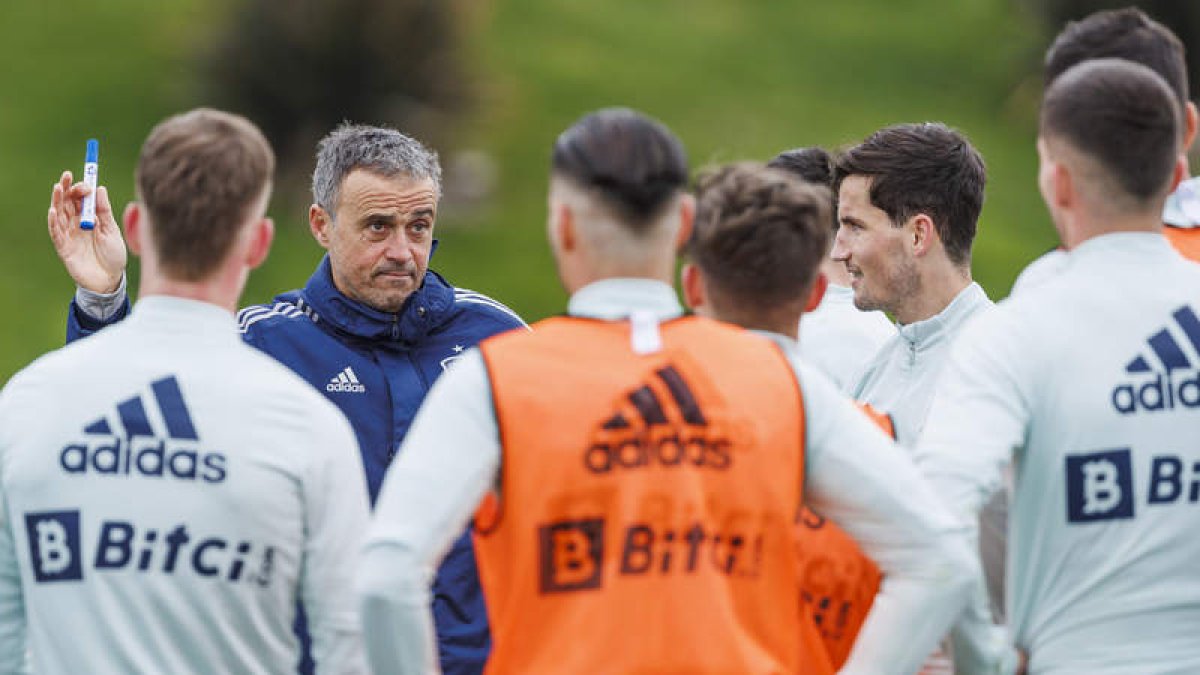 Luis Enrique da instrucciones a sus jugadores en el entrenamiento realizado ayer. PABLO GARCÍA