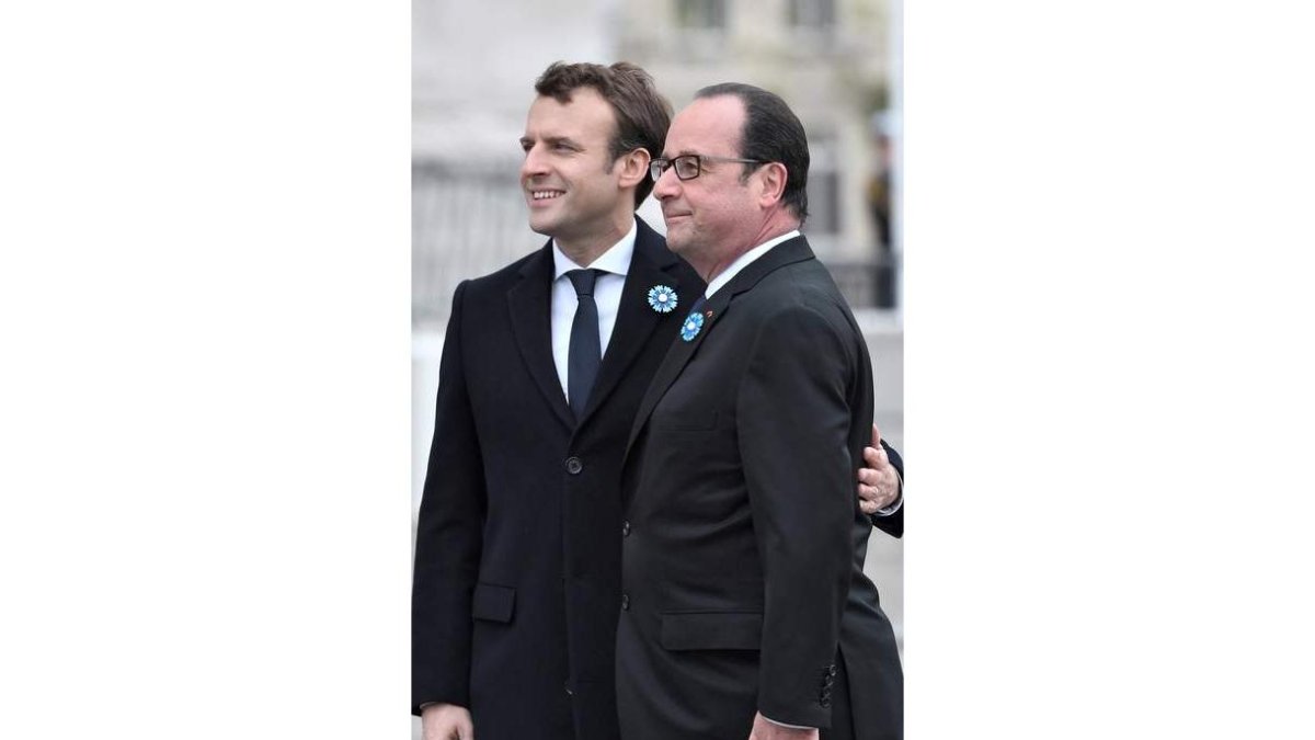 Macron y Hollande, ayer en París. STEPHANE DE SAKUTIN / POOL