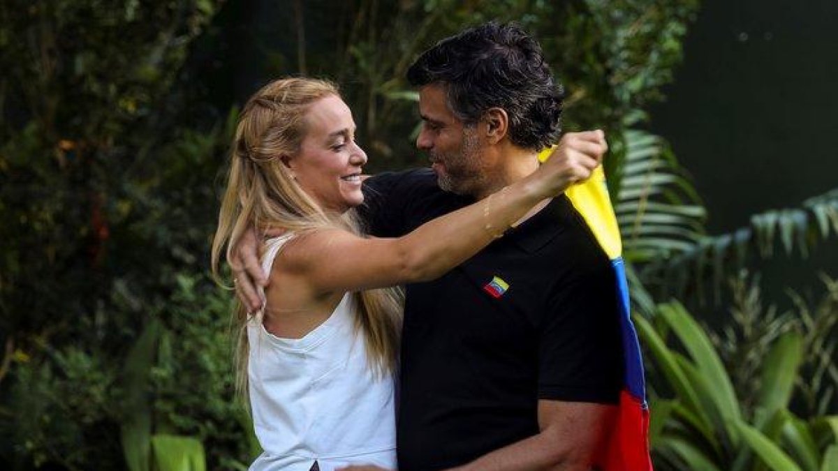 Leopoldo López abraza a su esposa Lilian Tintori en los exteriores de la embajada de España en Caracas.
