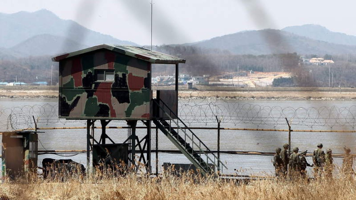 Soldados surcoreanos patrullan cerca de la zona desmilitarizada de Imjingak.