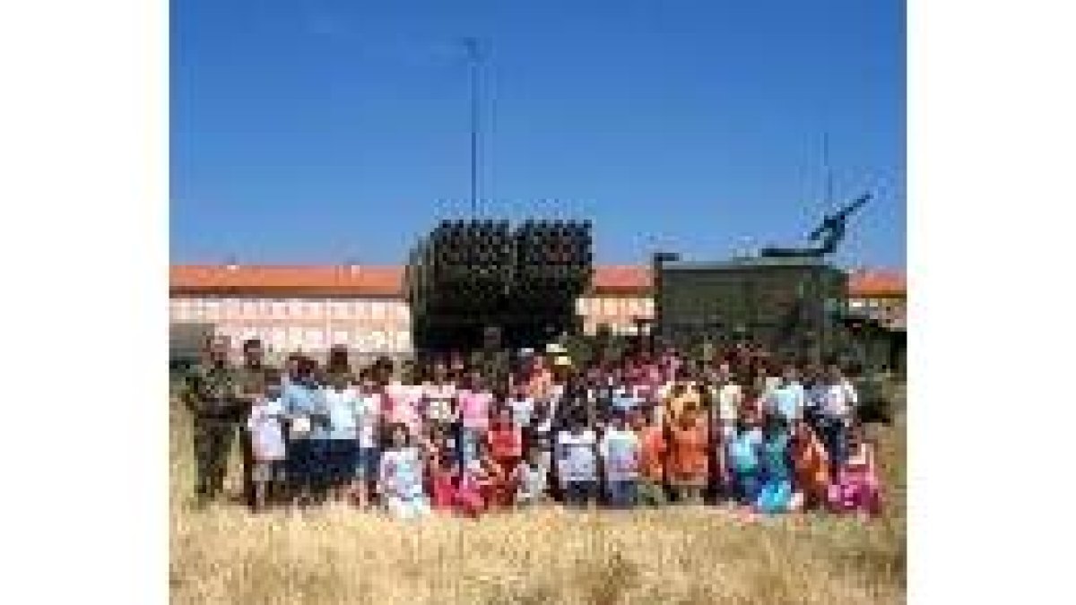 Los escolares visitaron el campamento militar