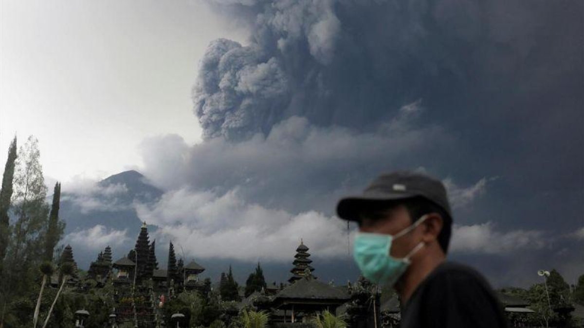 El volcán Agung, en la isla indonesia de Bali.