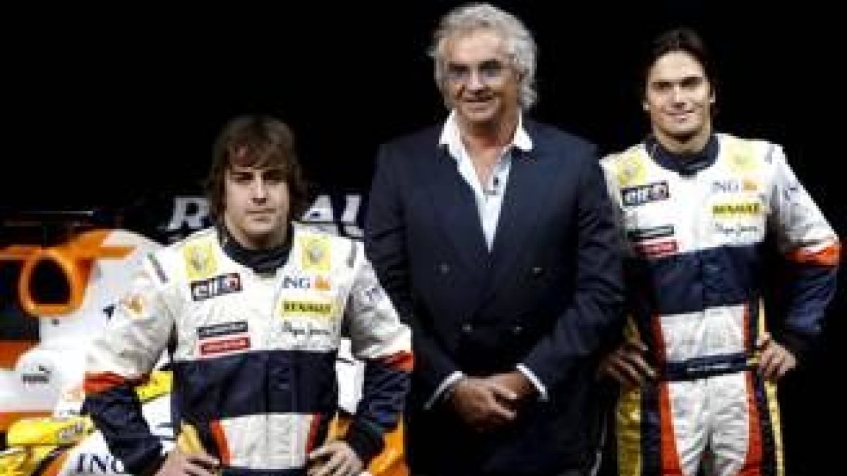 Briatore, en el centro, escoltado por sus dos pilotos: Fernando Alonso y Nelson Piquet