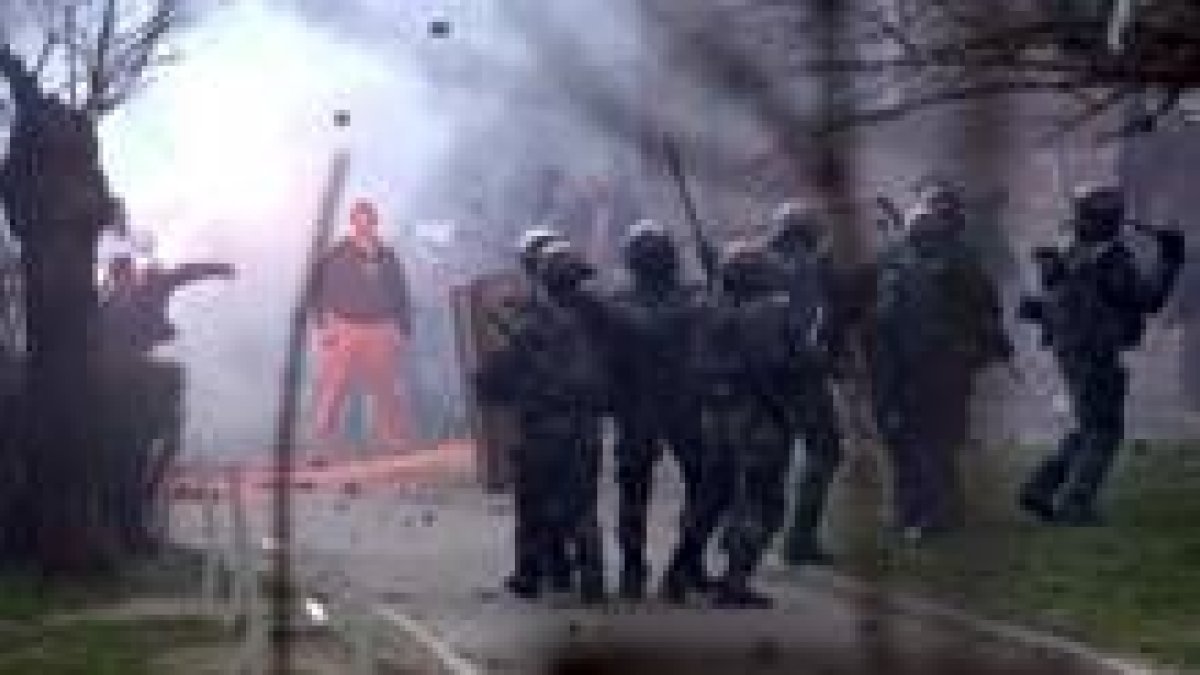 Manifestantes serbios lanzan piedras a militares franceses de la Otan en la ciudad de Mitrovica