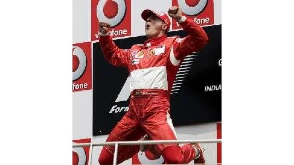Schumacher salta de alegría en el podio de Indianápolis tras sumar otro gran premio a su palmarés
