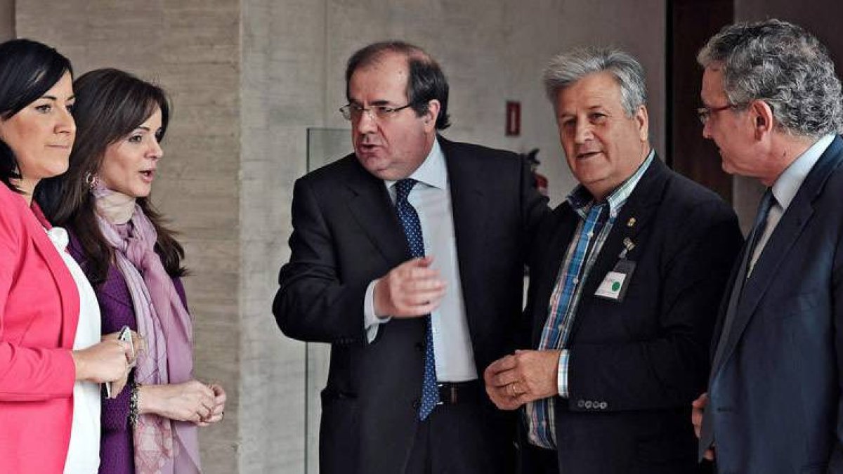 Herrera y Clemente conversan con los representantes sindicales a la salida del Pleno.